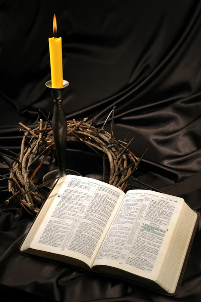 Bible et couronne d'épines — Photo