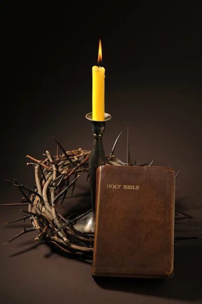 Bibbia e corona di spine — Foto Stock
