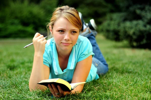 독서 하는 학생 — 스톡 사진