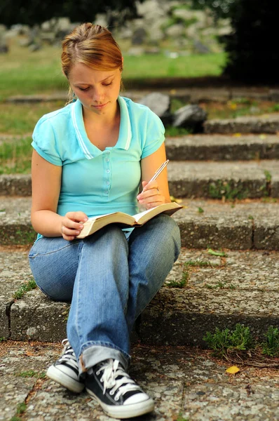 Студент читання — стокове фото