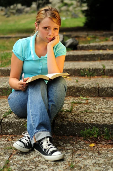 독서 하는 학생 — 스톡 사진