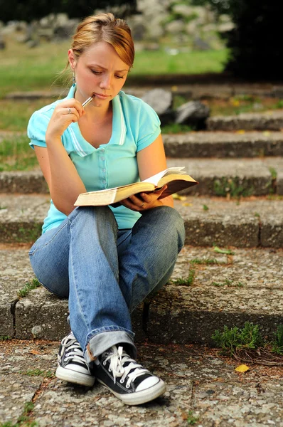 Student čtení — Stock fotografie