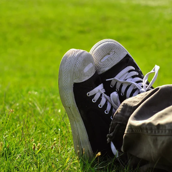 Çim üzerinde ayakkabı — Stok fotoğraf