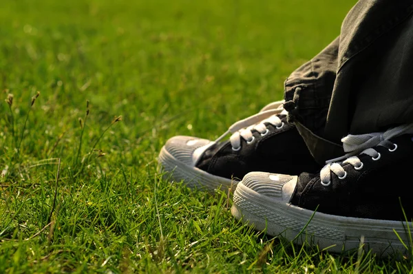 草地上的鞋子 — 图库照片