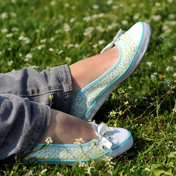 Взуття на траві — стокове фото