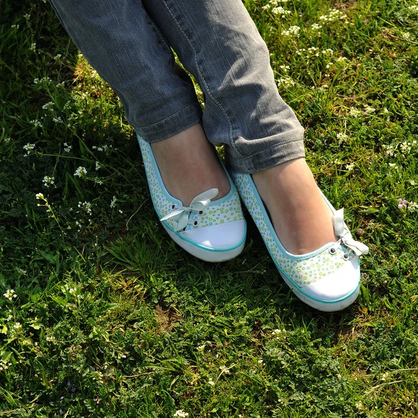 Buty na trawie — Zdjęcie stockowe