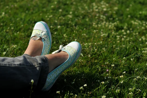 Sapatos na grama — Fotografia de Stock
