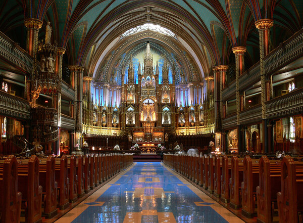 View interior of the Notre-Dame Basilica