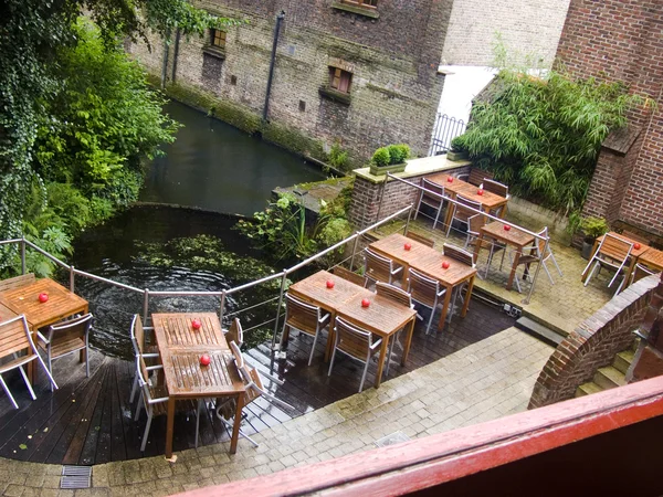 Bélgica, Brujas, café sobre el canal Imagen de archivo