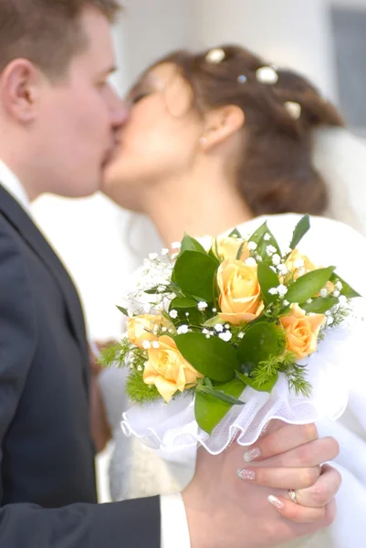 Свадьба. Нежный поцелуй — стоковое фото