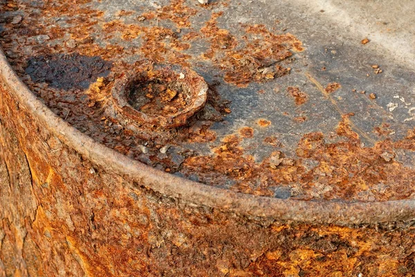 Старый ржавый токсичный барабан для промышленного использования — стоковое фото