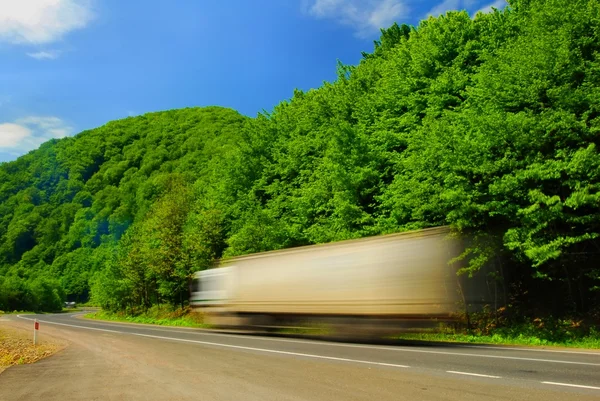 Hoge snelheid zware vrachtwagen op de weg — Stockfoto