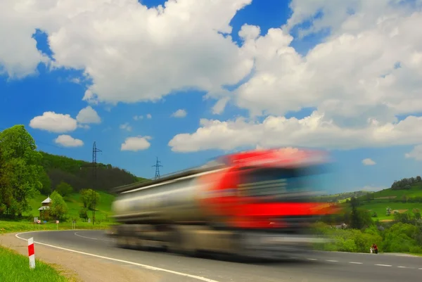 Yüksek hızlı yolda ağır kamyon — Stok fotoğraf