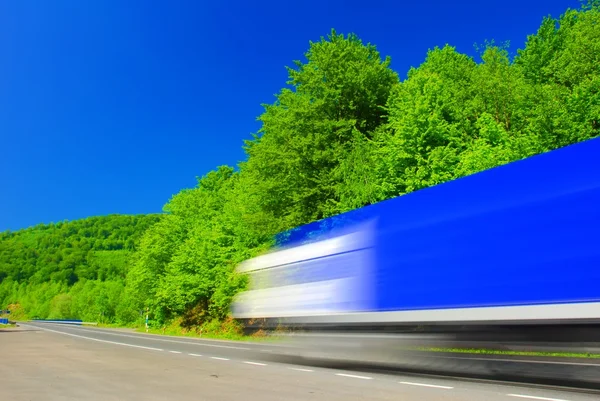 Hoge snelheid zware vrachtwagen op plicht — Stockfoto