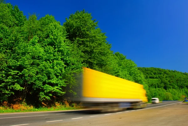 Görevli yüksek hızda ağır kamyon — Stok fotoğraf