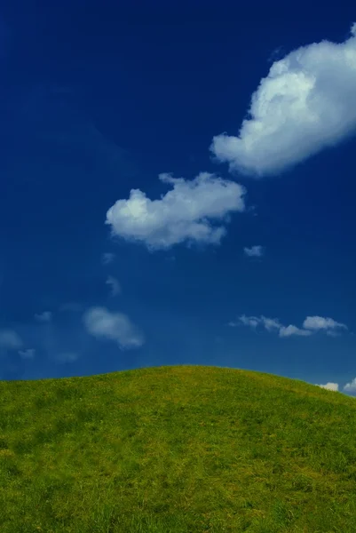 Idyllische groene heuvel — Stockfoto