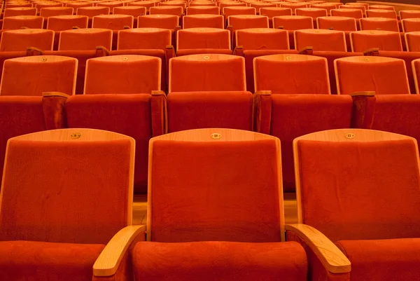 Leere Reihen roter Theatersitze — Stockfoto