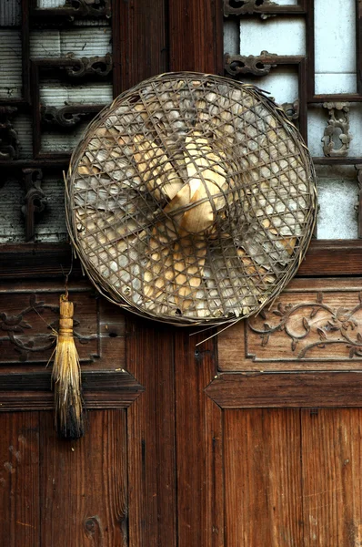 Dveře a bambus klobouk — Stock fotografie