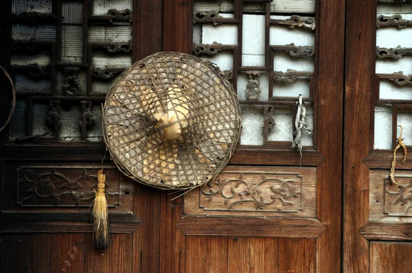 Tür und Bambushut — Stockfoto