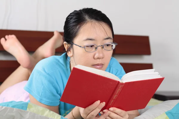 Kvinna läser — Stockfoto
