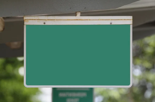 Blank green signboard — Stock Photo, Image