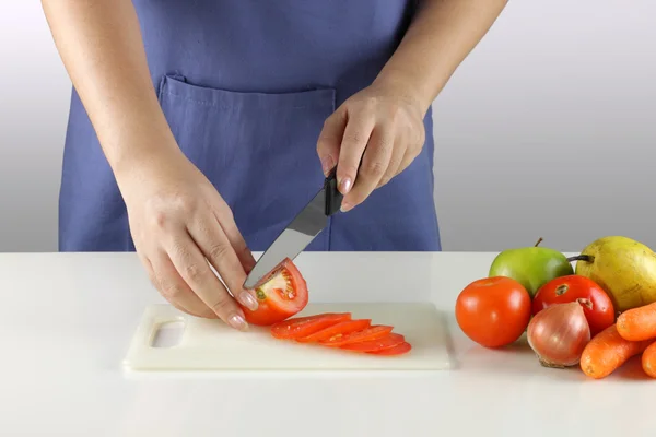 Slicing tomatoes — Stock Photo, Image