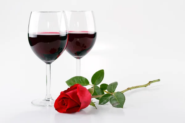 Ποτήρια κρασιού και ένα τριαντάφυλλο — Φωτογραφία Αρχείου