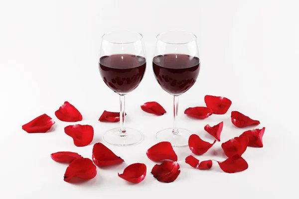 Wijn glazen en rozenblaadjes — Stockfoto