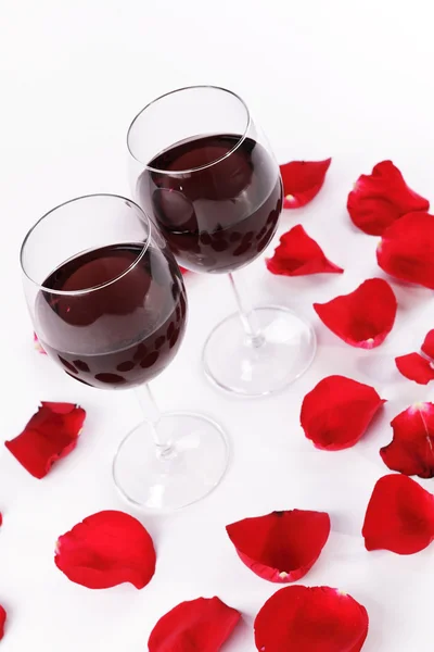 Copas de vino y pétalos de rosa — Foto de Stock