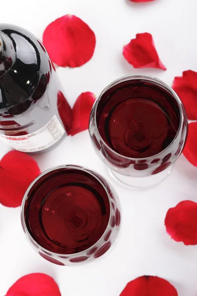 Вино и лепестки роз — стоковое фото