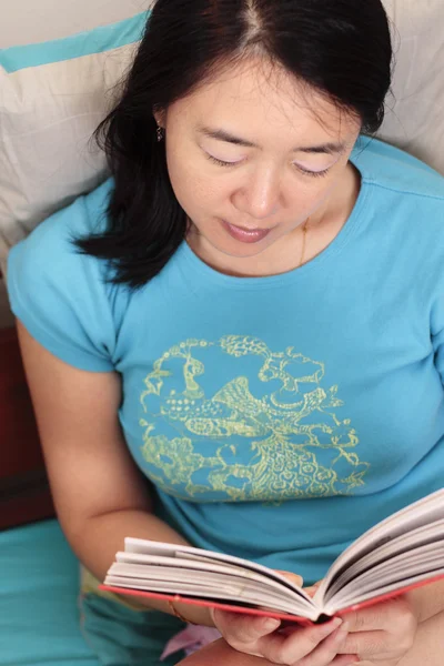 독서 하는 여자 스톡 사진