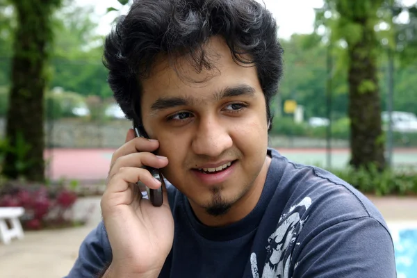 Junger Mann am Telefon 1 — Stockfoto