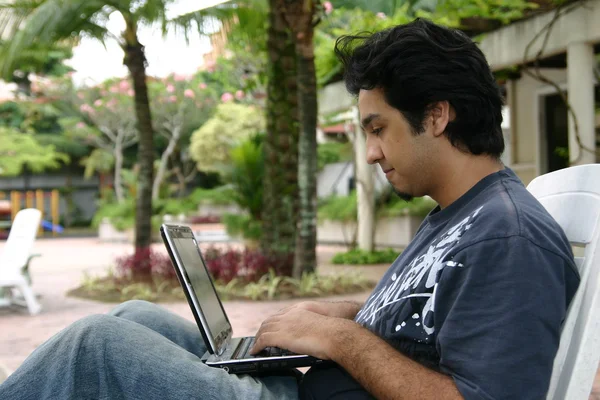Jeune homme utilisant un ordinateur portable — Photo