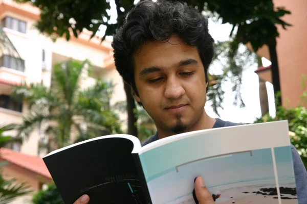Молодой человек читает 2 — стоковое фото