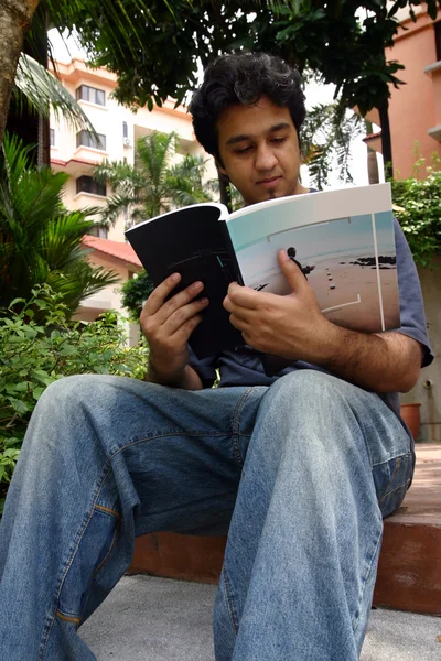 Mladý muž čtení 3 — Stock fotografie