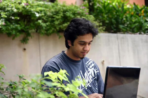 Νεαρός άνδρας, χρησιμοποιώντας ένα φορητό υπολογιστή 5 — Φωτογραφία Αρχείου