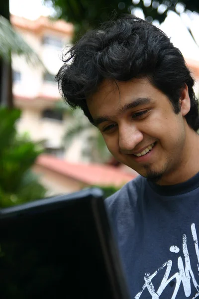Молодой человек с ноутбуком 2 — стоковое фото
