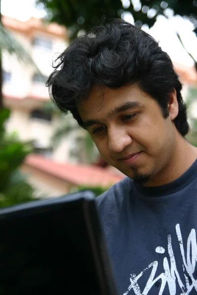 1 dizüstü bilgisayar kullanan genç adam — Stok fotoğraf