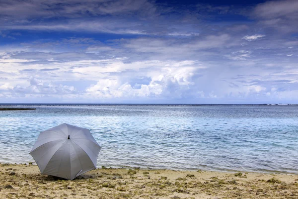 Parapluie près de la plage — Photo