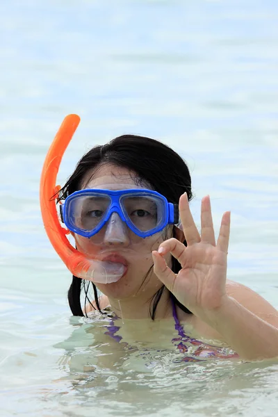 Vrouw snorkelen — Stockfoto