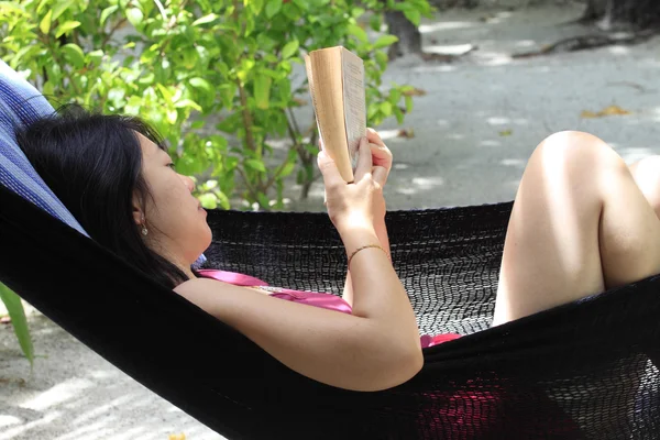 Kobieta czytająca — Zdjęcie stockowe