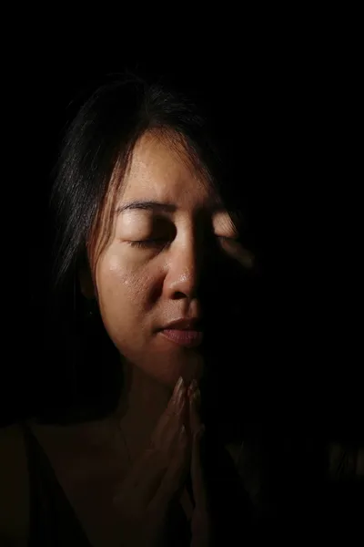 Donna che prega — Foto Stock
