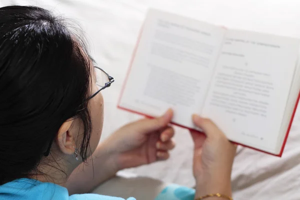 독서 하는 여자 — 스톡 사진