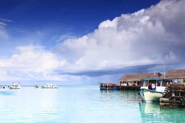 Пристань на Мальдивах — стоковое фото
