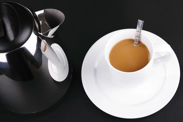 Електричний чайник і кава — стокове фото