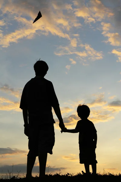 Silhouet van een vader en zoon — Stockfoto