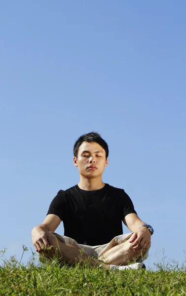 Jovem meditando com espaço de cópia — Fotografia de Stock