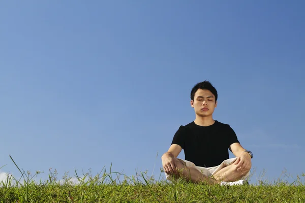 Genç adam kopya alanı ile meditasyon — Stok fotoğraf