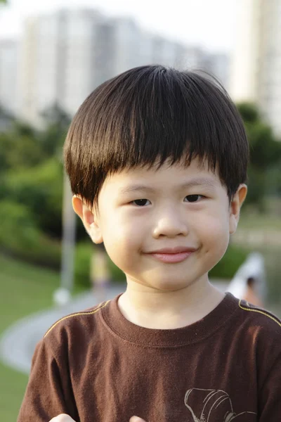 Kleiner Junge lächelt — Stockfoto