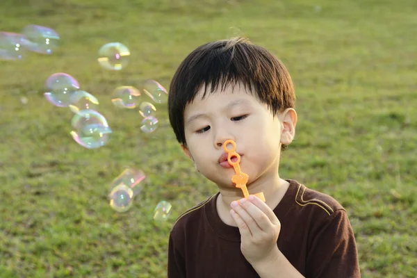 Молодий хлопчик з бульбашками — стокове фото